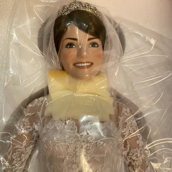 Princess Kate collectible doll from Royal Wedding by Danbury Mint - Picture 2 of 6